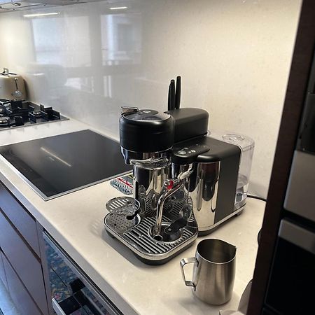 Private 1 Bed Accom With Bathroom In A 3 Bed Apartment - Melb Cbd, Regency Towers - Free Parking, Wifi And Pool メルボルン エクステリア 写真