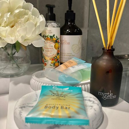 Private 1 Bed Accom With Bathroom In A 3 Bed Apartment - Melb Cbd, Regency Towers - Free Parking, Wifi And Pool メルボルン エクステリア 写真
