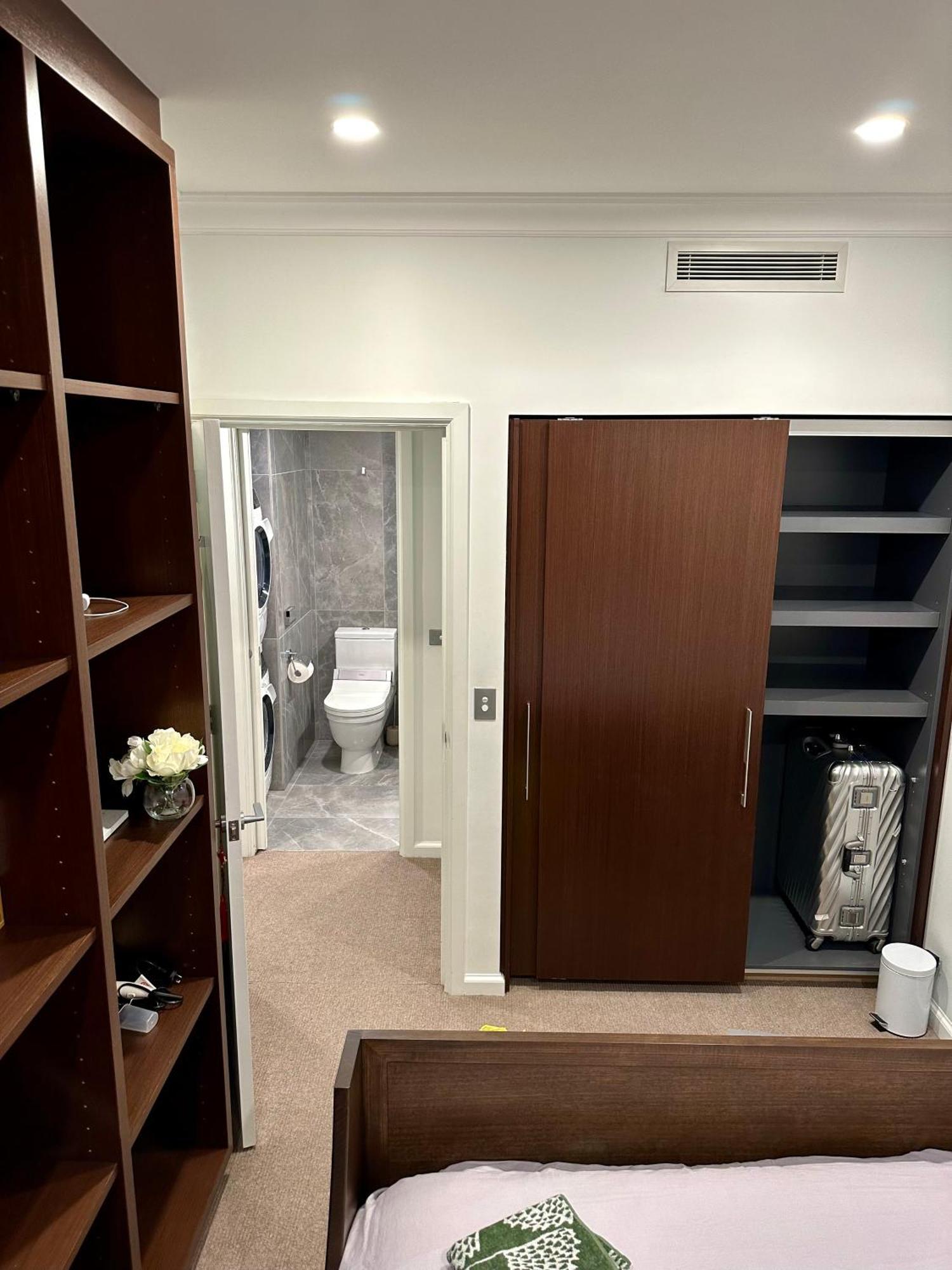 Private 1 Bed Accom With Bathroom In A 3 Bed Apartment - Melb Cbd, Regency Towers - Free Parking, Wifi And Pool メルボルン エクステリア 写真