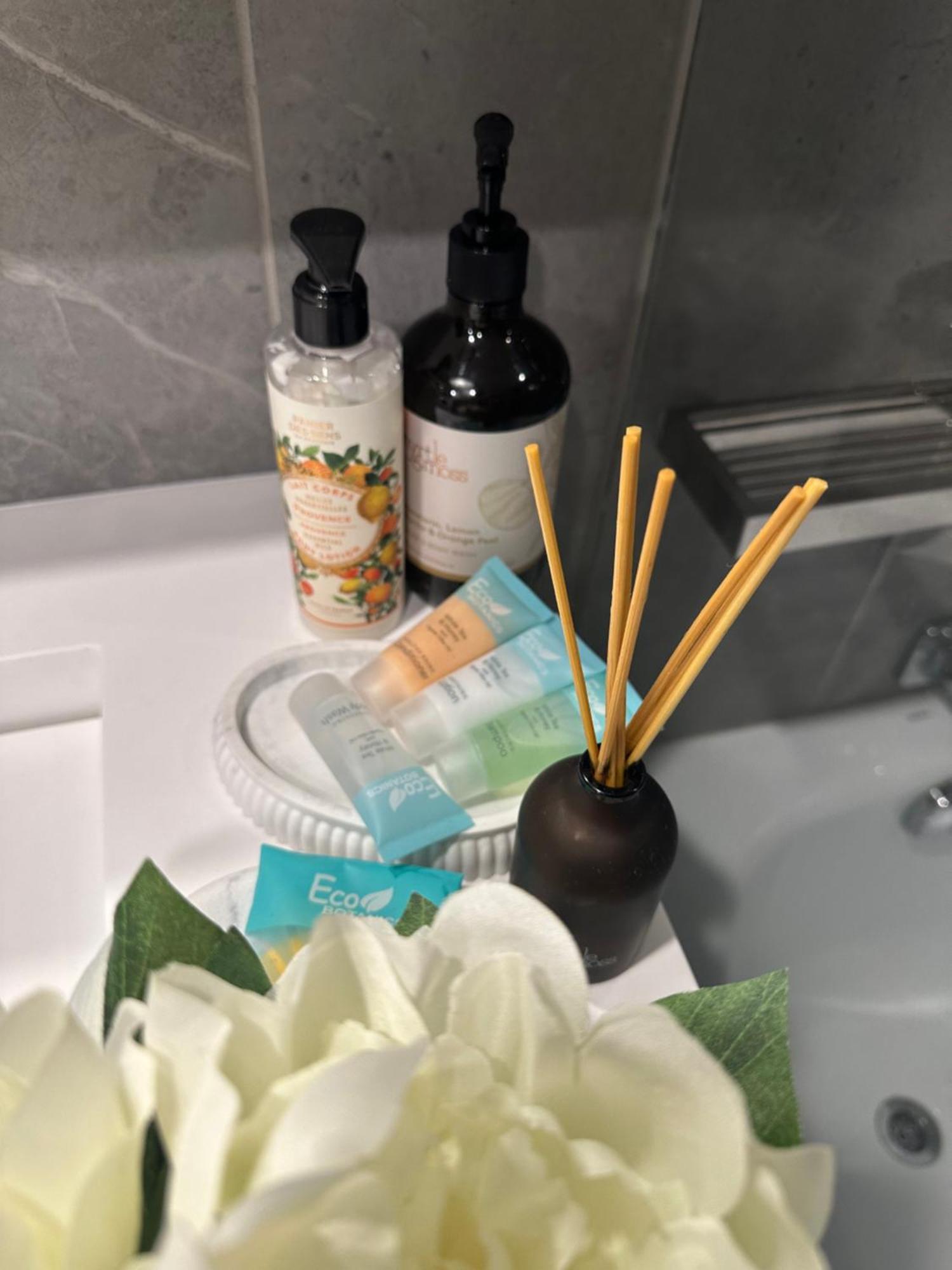 Private 1 Bed Accom With Bathroom In A 3 Bed Apartment - Melb Cbd, Regency Towers - Free Parking, Wifi And Pool メルボルン エクステリア 写真