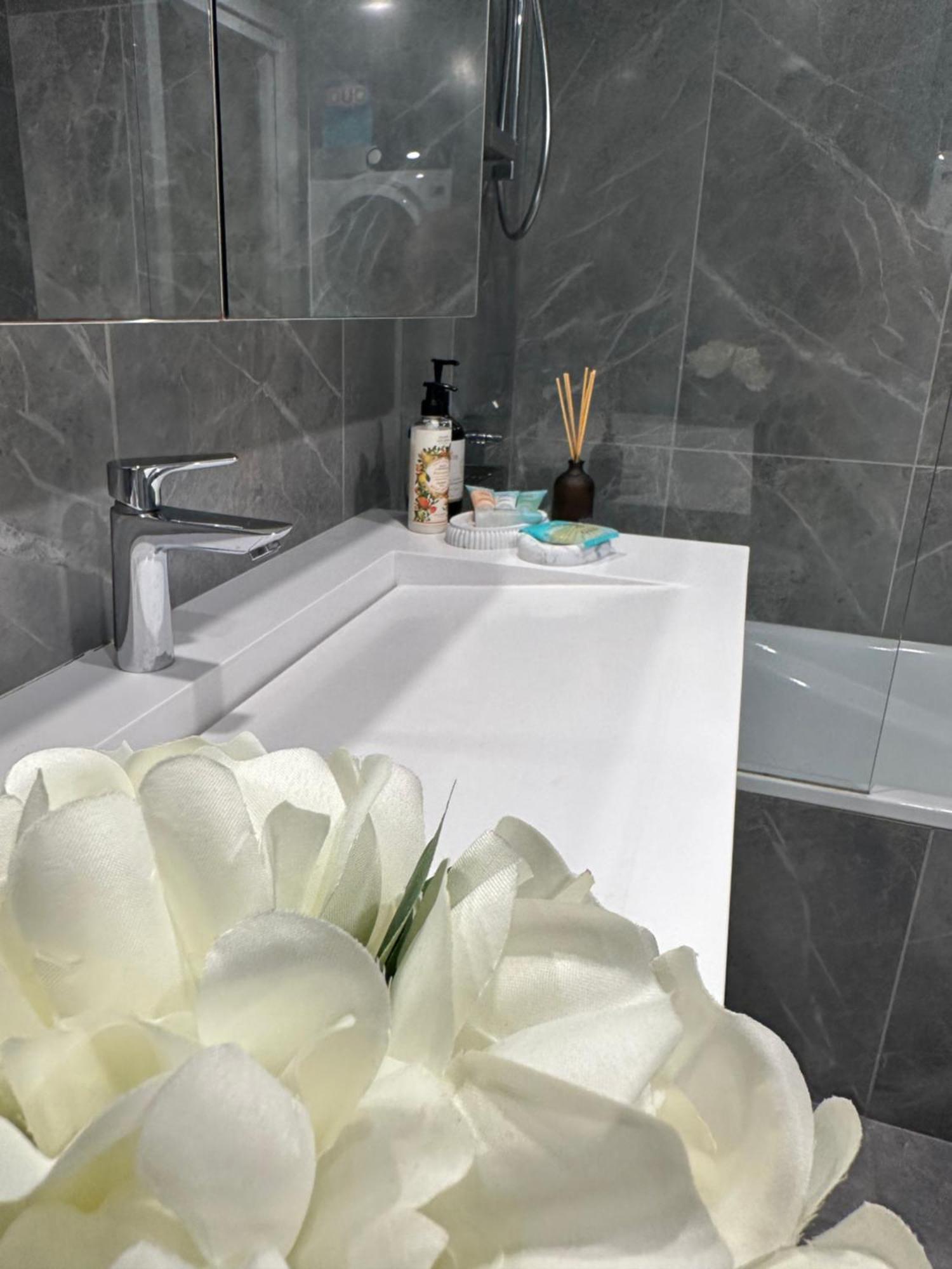 Private 1 Bed Accom With Bathroom In A 3 Bed Apartment - Melb Cbd, Regency Towers - Free Parking, Wifi And Pool メルボルン エクステリア 写真