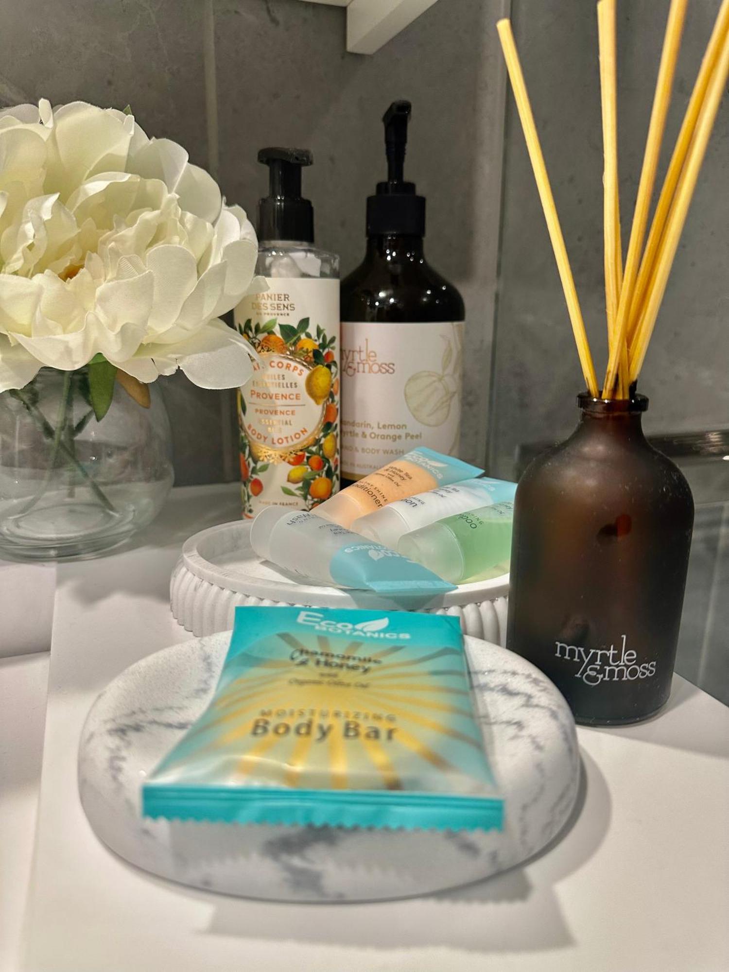 Private 1 Bed Accom With Bathroom In A 3 Bed Apartment - Melb Cbd, Regency Towers - Free Parking, Wifi And Pool メルボルン エクステリア 写真