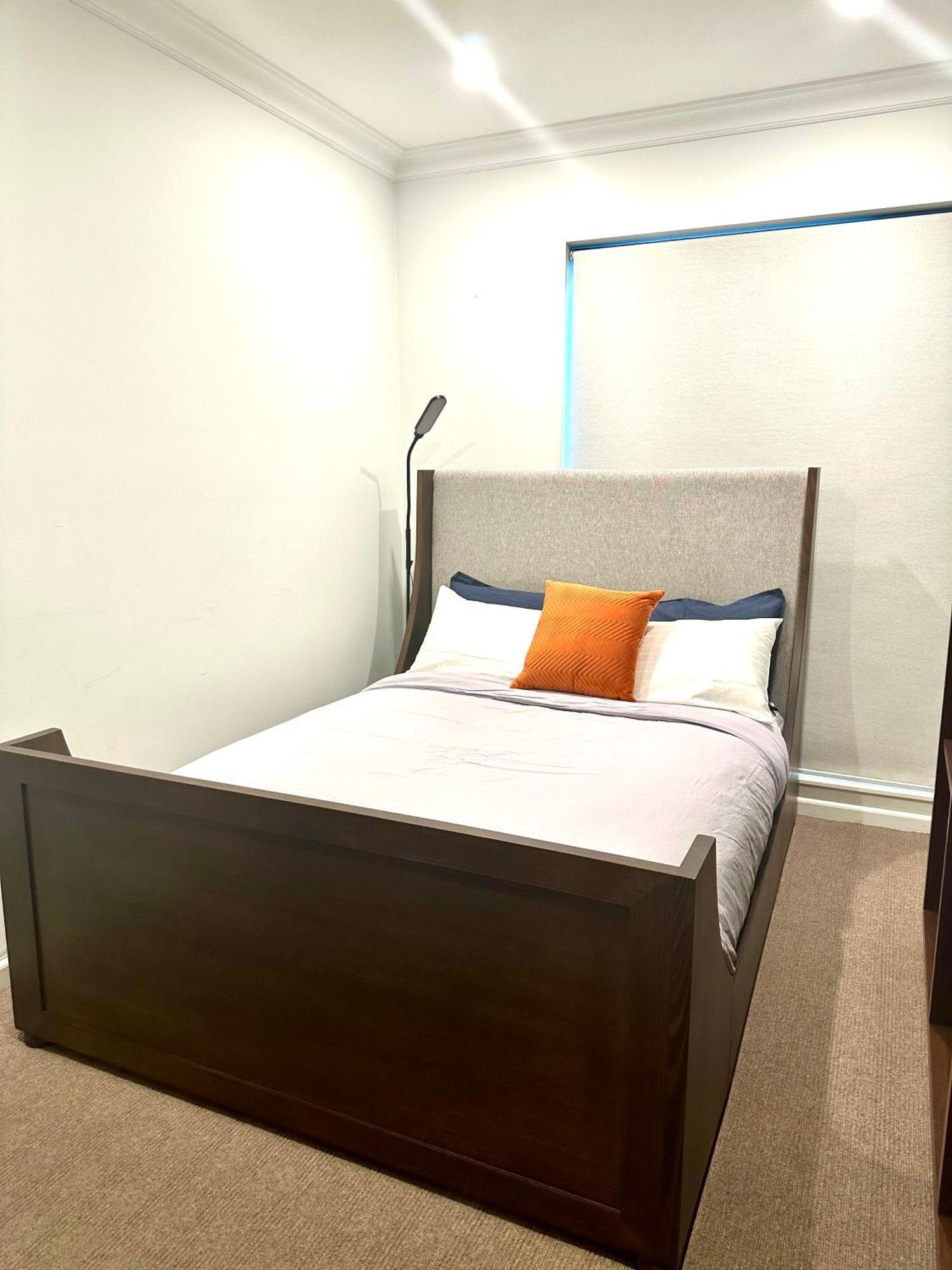 Private 1 Bed Accom With Bathroom In A 3 Bed Apartment - Melb Cbd, Regency Towers - Free Parking, Wifi And Pool メルボルン エクステリア 写真