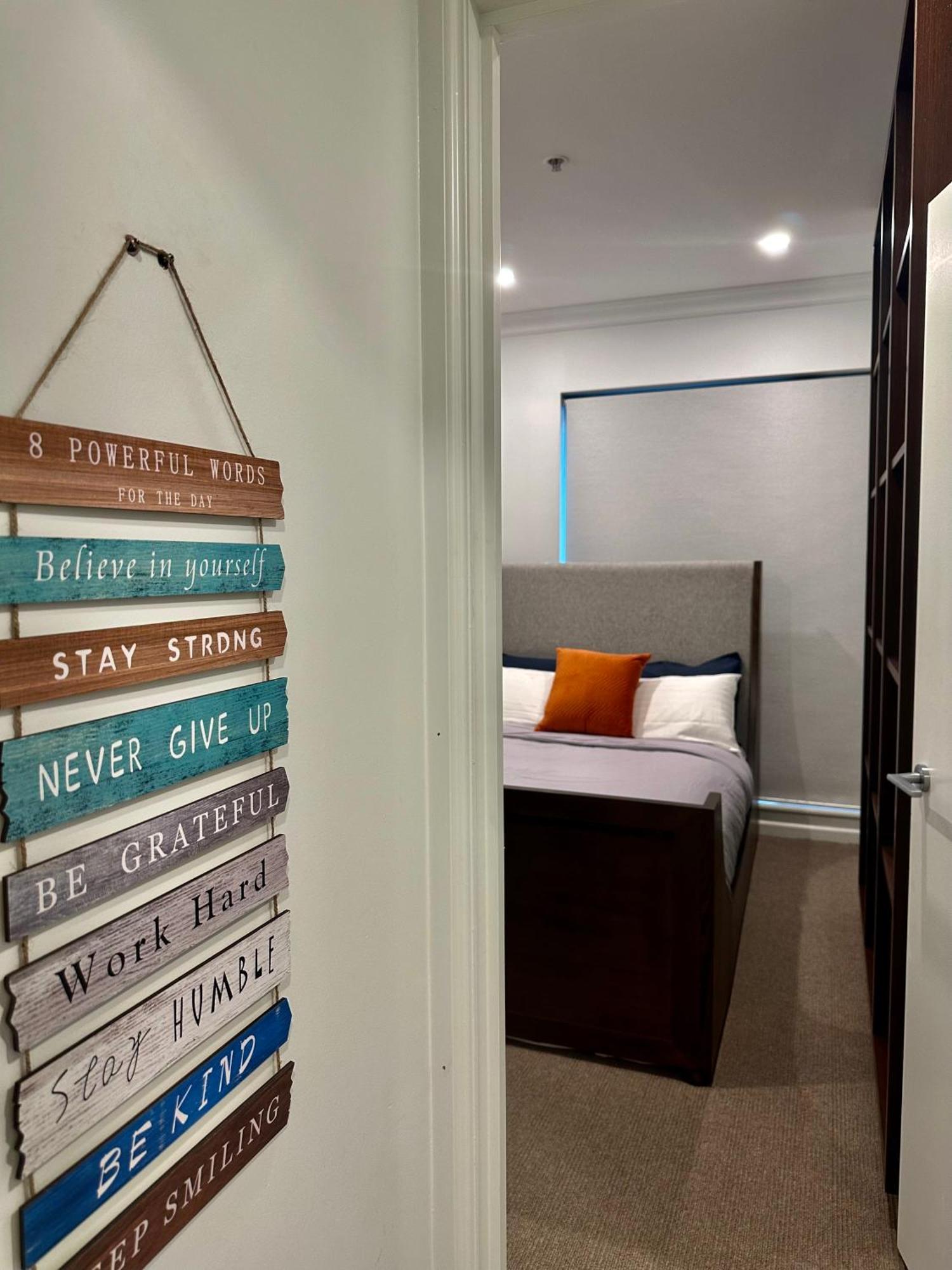 Private 1 Bed Accom With Bathroom In A 3 Bed Apartment - Melb Cbd, Regency Towers - Free Parking, Wifi And Pool メルボルン エクステリア 写真
